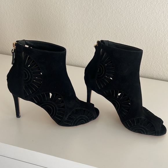 TORY BURCH Leyla Cut Out Geometric Bootie Royal Black Suede Stiletto Heels 7. - Picture 6 of 7